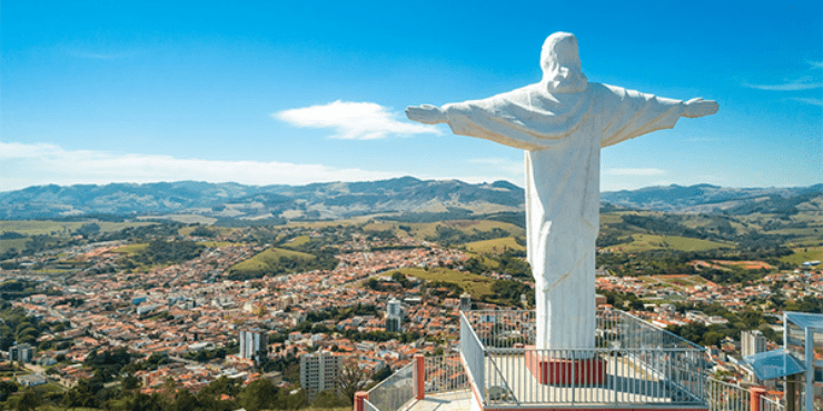 Vista maravilhosa da cidade de Socorro, mostrando o Cristo Redento