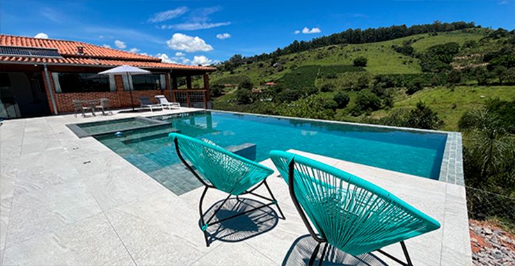 Refúgio elegante em meio à natureza, com piscina de borda infinita e vista deslumbrante.