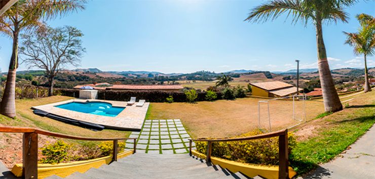 Desconecte-se do mundo e conecte-se com a natureza. Esta casa de campo é um refúgio perfeito para relaxar, recarregar as energias e apreciar a beleza natural ao redor. Com vistas deslumbrantes da paisagem campestre, o cenário é um convite para contemplar a simplicidade e a serenidade da vida 